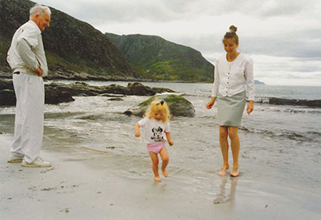 manbet手机版我爸爸，伊莎贝尔和我在穆列维卡的海滩上，在我长大的那个岛上。