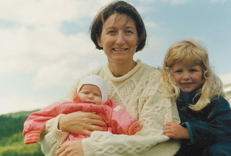 manbet手机版伊莎贝尔，艾琳和我在1995年，在爱德华和我为我们的博士论文辩护的半年之前。