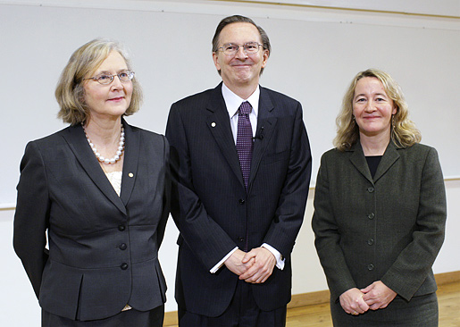 manbet手机版伊丽莎白·h·布莱克本，杰克·w·绍斯塔克和卡罗尔·w·格莱德在发表诺贝尔奖演讲后