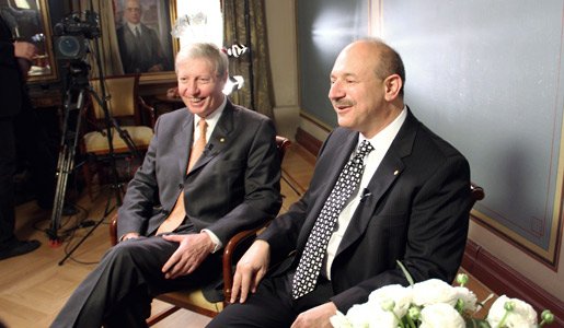 manbet手机版Jules A. Hoffmann(左)和Bruce A. Beutler(右)在接受Nobelprize.org的采访时