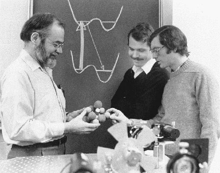 manbet手机版我和康奈尔大学的Albert J. Sievers III、Andy Chraplyvy在结晶模型中研究了ReO-4分子，以了解其光谱空洞燃烧机制。