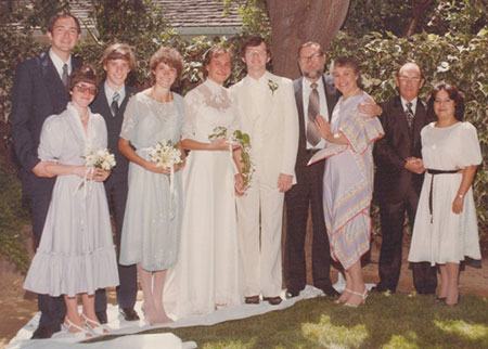 manbet手机版婚礼上，从左到右:伯尔(伴郎)和芭布·斯图尔特，莎伦的弟弟道格，她的妹妹黛布拉，莎伦，我，米歇尔和露丝·斯坦，威廉·a(父亲)和埃斯特·莫尔纳(继母)。