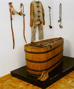 manbet手机版锁链，紧身衣，囚笼带和带盖的浴缸，用来限制狂言的病人。