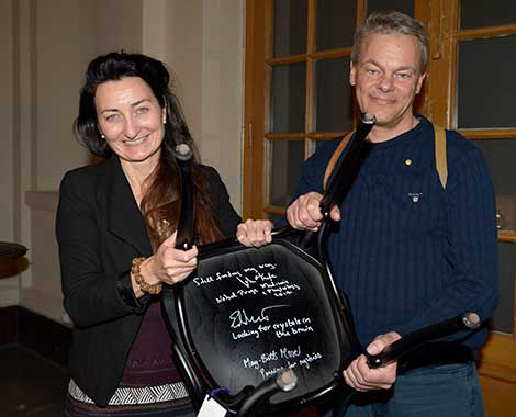 manbet手机版像许多诺贝尔奖获得者在他们面前,梅·布里特和爱德华•i莫泽签名一把椅子在小酒馆诺贝尔在斯德哥尔摩的诺贝尔博物馆,2014年12月6日