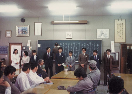 manbet手机版1979年4月，Shuji在Nichia的第一天。