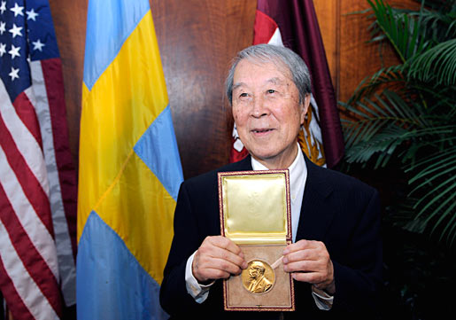 manbet手机版科学家南部阳一郎因为显示了诺贝尔奖章
