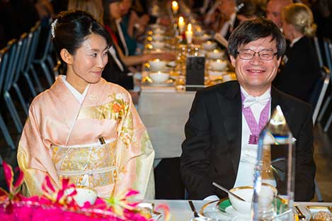 manbet手机版天野浩和中村修二的配偶中村幸夫人在贵宾桌旁。