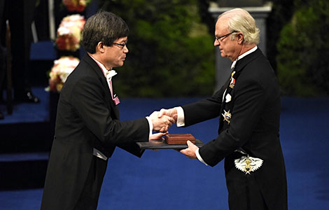manbet手机版天野浩从瑞典国王卡尔十六世·古斯塔夫手中接过诺贝尔奖。