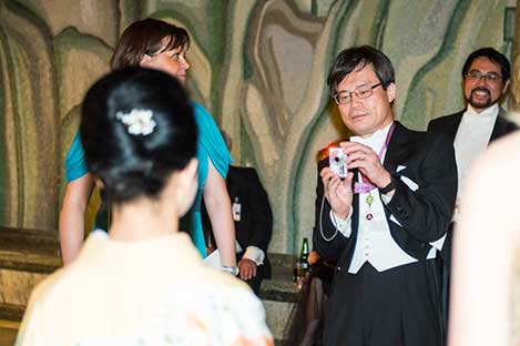 manbet手机版天野浩在诺贝尔晚宴上拍摄他的妻子。