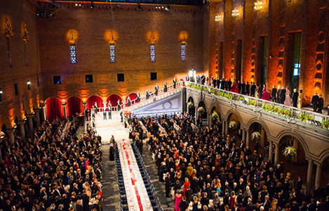 manbet手机版瑞典王室、诺贝尔奖得主和其他贵宾从宏伟的楼梯上走下来