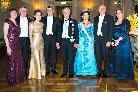 manbet手机版诺贝尔晚宴后，瑞典王室在王子画廊接待获奖者和他们的重要人物。manbet手机版从左至右:莎伦·斯坦·莫尔纳博士、诺贝尔奖得主威廉·e·莫尔纳、娜·吉博士、诺贝尔奖得主埃里克·贝齐格、瑞典国王卡尔十六世·古斯塔夫陛下、西尔维亚女王陛下、诺贝尔奖得主斯蒂芬·黑尔和安娜·凯瑟琳·黑尔教授。