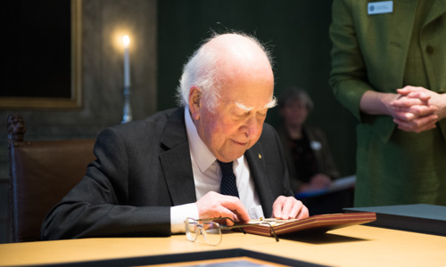manbet手机版彼得·希格斯看着他的诺贝尔奖章访诺贝尔基金会