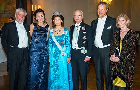 manbet手机版诺贝尔晚宴后，瑞典王室成员在王子画廊接待获奖者和他们的重要人物。manbet手机版从左至右:约翰·奥基夫、梅-布里特·莫泽、西尔维亚女王陛下、卡尔十六世古斯塔夫国王、爱德华一世·莫泽和艾琳·奥基夫教授。