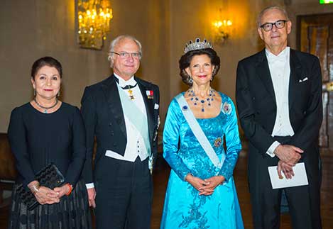manbet手机版诺贝尔晚宴后，瑞典王室在王子画廊接待诺贝尔奖得主和他们的重要人物。manbet手机版从左至右:多米尼克·莫迪亚诺、瑞典国王卡尔十六世·古斯塔夫陛下、西尔维亚王后陛下和帕特里克·莫迪亚诺。