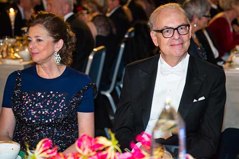 manbet手机版Patrick Modiano和经济学奖得主Jean Tirole的配偶Nathalie Tirole夫人在荣誉桌旁。