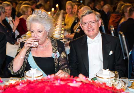 manbet手机版瑞典王妃克里斯蒂娜和威廉·e·莫尔纳在贵宾桌旁。