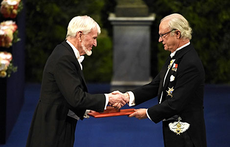 manbet手机版约翰·奥基夫从瑞典国王卡尔十六世·古斯塔夫陛下手中接过诺贝尔奖。