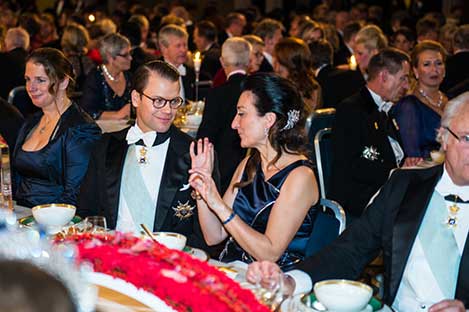 manbet手机版瑞典的丹尼尔王子和梅-布里特·莫泽在诺贝尔宴会上进行热烈的讨论。