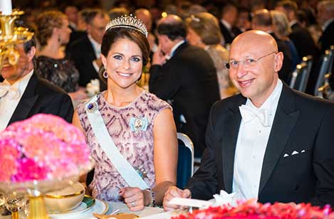 manbet手机版2014年12月10日，瑞典玛德琳公主和斯蒂芬·黑尔在诺贝尔晚宴的荣誉桌旁。