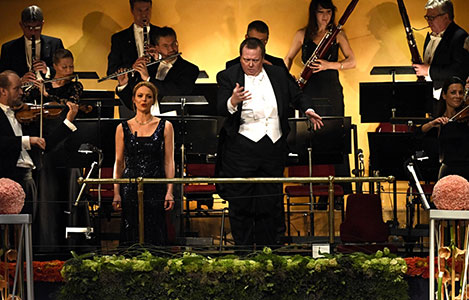 manbet手机版瑞典女高音独奏家Elin Rombo与皇家斯德哥尔摩爱乐乐团在诺贝尔奖颁奖典礼上表演狗万世界杯