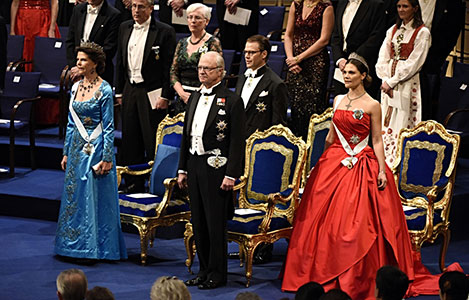 manbet手机版瑞典皇家国歌“Kungssången”奏响时，观众起立