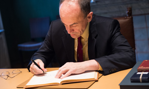manbet手机版Thomas C. Südhof于2013年12月11日访问诺贝尔基金会并在留言簿上签名