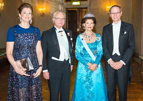 manbet手机版诺贝尔晚宴后，瑞典王室在王子画廊接待了获奖者和他们的重要人物。manbet手机版从左至右:娜塔莉·梯若尔夫人、卡尔十六世·古斯塔夫国王、西尔维亚女王陛下和桂冠得主让·梯若尔。