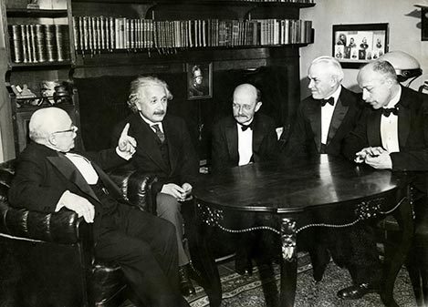 manbet手机版从左至右:诺贝尔奖得主瓦尔特·能斯特、阿尔伯特·爱因斯坦、马克斯·普朗克、罗伯特·a·密立根和马克斯·冯·劳厄在冯·劳厄教授举办的晚宴上