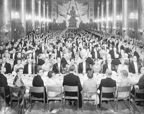 manbet手机版1958年12月10日，诺贝尔晚宴在斯德哥尔摩市政厅金色大厅举行。manbet手机版图片:Brendler & Ãkerberg。manbet手机版通过维基共享资源的公共领域。