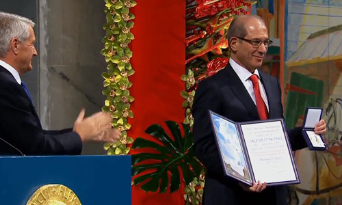 manbet手机版Ahmet Üzümcü，禁化武组织总干事接受诺贝尔奖奖章和禁止化学武器组织证书狗万世界杯