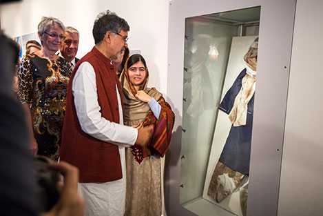 manbet手机版Kailash Satyarthi和Malala Yousafzai在挪威奥斯陆诺贝尔和平中心举行的“Malala and Kailash”展览开幕式上。manbet手机版版权所有Â©诺贝尔和平中心2014。manbet手机版图片来源:Johannes Granseth