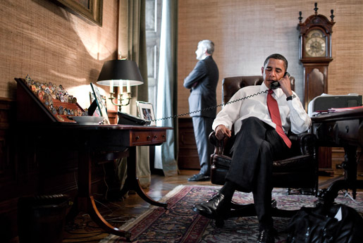manbet手机版美国总统巴拉克•奥巴马(Barack Obama)在总统办公室的电话在白宫的私人住宅