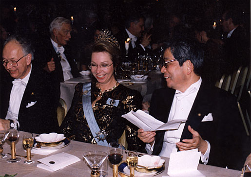 manbet手机版在诺贝尔晚宴上，瑞典王妃克里斯蒂娜与大江健三郎(右)和经济学奖得主莱因哈德·塞尔滕共享欢乐时光。