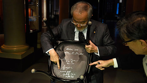 manbet手机版诺贝尔奖得主大隅良典和签名椅子