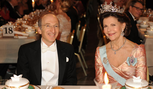 manbet手机版索尔·珀尔马特和瑞典王后西尔维娅在诺贝尔晚宴上
