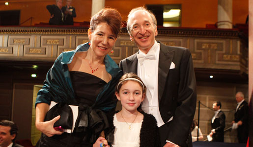 manbet手机版索尔·珀尔马特与妻子劳拉·尼尔森和女儿诺亚在诺贝尔奖颁奖典礼后合影狗万世界杯