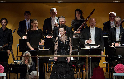 manbet手机版皇家斯德哥尔摩爱乐乐团在指挥玛丽·罗森米尔的指挥下，在颁奖典礼上演奏了音乐插曲