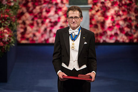manbet手机版伯纳德·费林加在斯德哥尔摩音乐厅接受诺贝尔奖后
