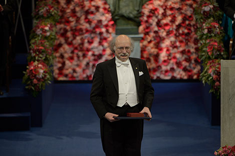 manbet手机版f·邓肯·m·霍尔丹在收到他在斯德哥尔摩音乐厅的诺贝尔奖
