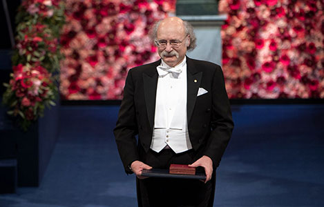 manbet手机版F.邓肯M.霍尔丹在斯德哥尔摩音乐厅接受诺贝尔奖后