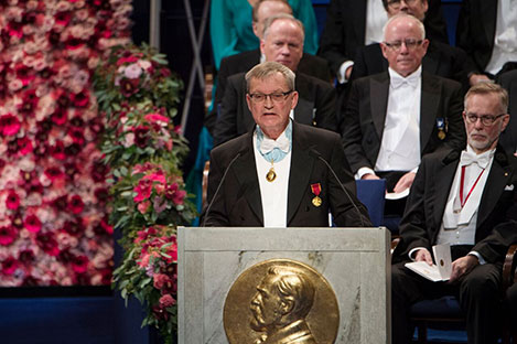 manbet手机版在斯德哥尔摩音乐厅举行的诺贝尔奖颁奖典礼上，赫尔丁教授致开幕词狗万世界杯