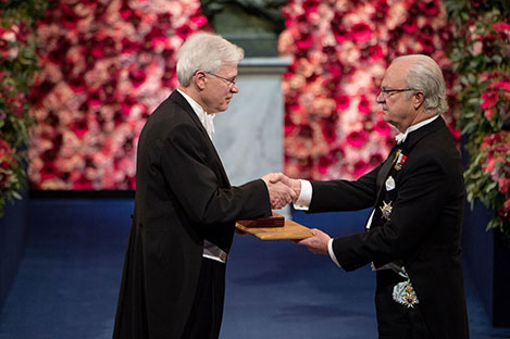 manbet手机版本格特Holmström接受瑞典国王卡尔十六世古斯塔夫颁发的奖项