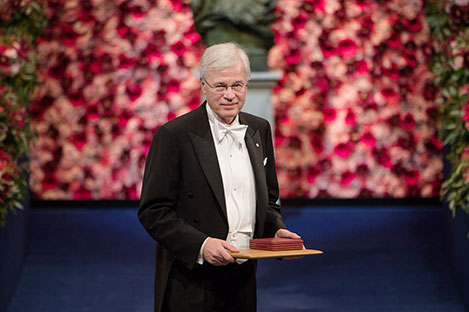 manbet手机版Bengt Holmström在斯德哥尔摩音乐厅领奖后