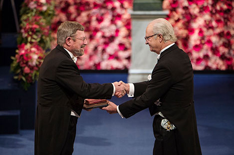 manbet手机版J.迈克尔·科斯特利茨从瑞典国王卡尔十六世·古斯塔夫手中接过诺贝尔奖