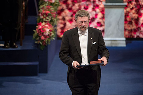 manbet手机版j·迈克尔·科斯特利茨在斯德哥尔摩音乐厅接受诺贝尔奖后
