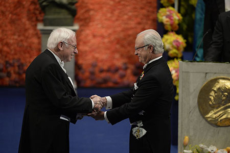 manbet手机版托马斯·林达尔从瑞典国王卡尔十六世·古斯塔夫手中接过诺贝尔奖