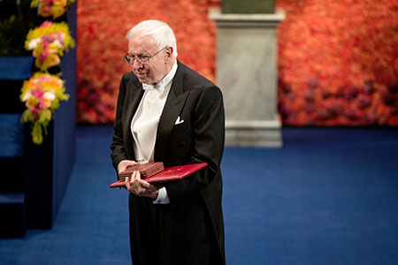 manbet手机版托马斯·林达尔在斯德哥尔摩音乐厅接受诺贝尔奖后