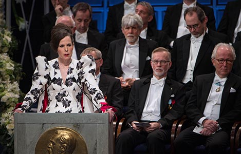 manbet手机版萨拉·达尼乌斯教授2017年诺贝尔文学奖得主。