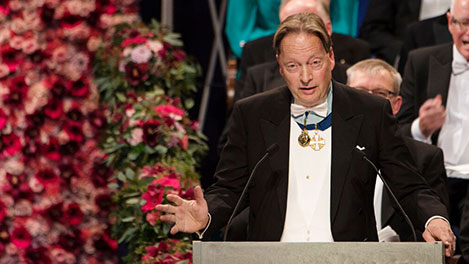 manbet手机版霍勒斯·恩达尔教授发表2016年诺贝尔文学奖颁奖演讲。