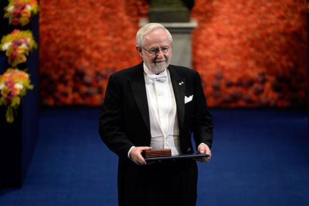 manbet手机版阿瑟·b·麦克唐纳在收到他在斯德哥尔摩音乐厅的诺贝尔奖